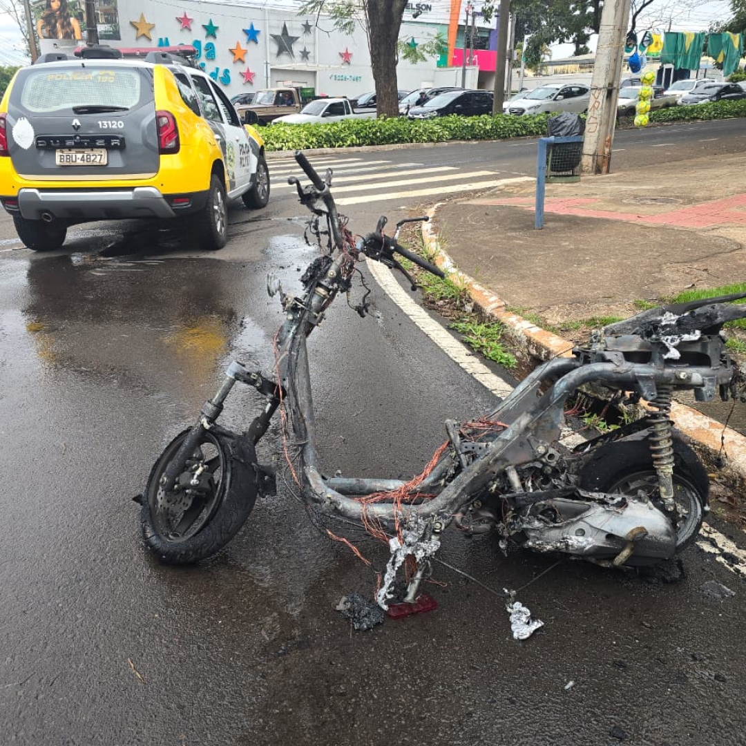 Motoneta pega fogo após ser atingida por carro em cruzamento da Zona 4