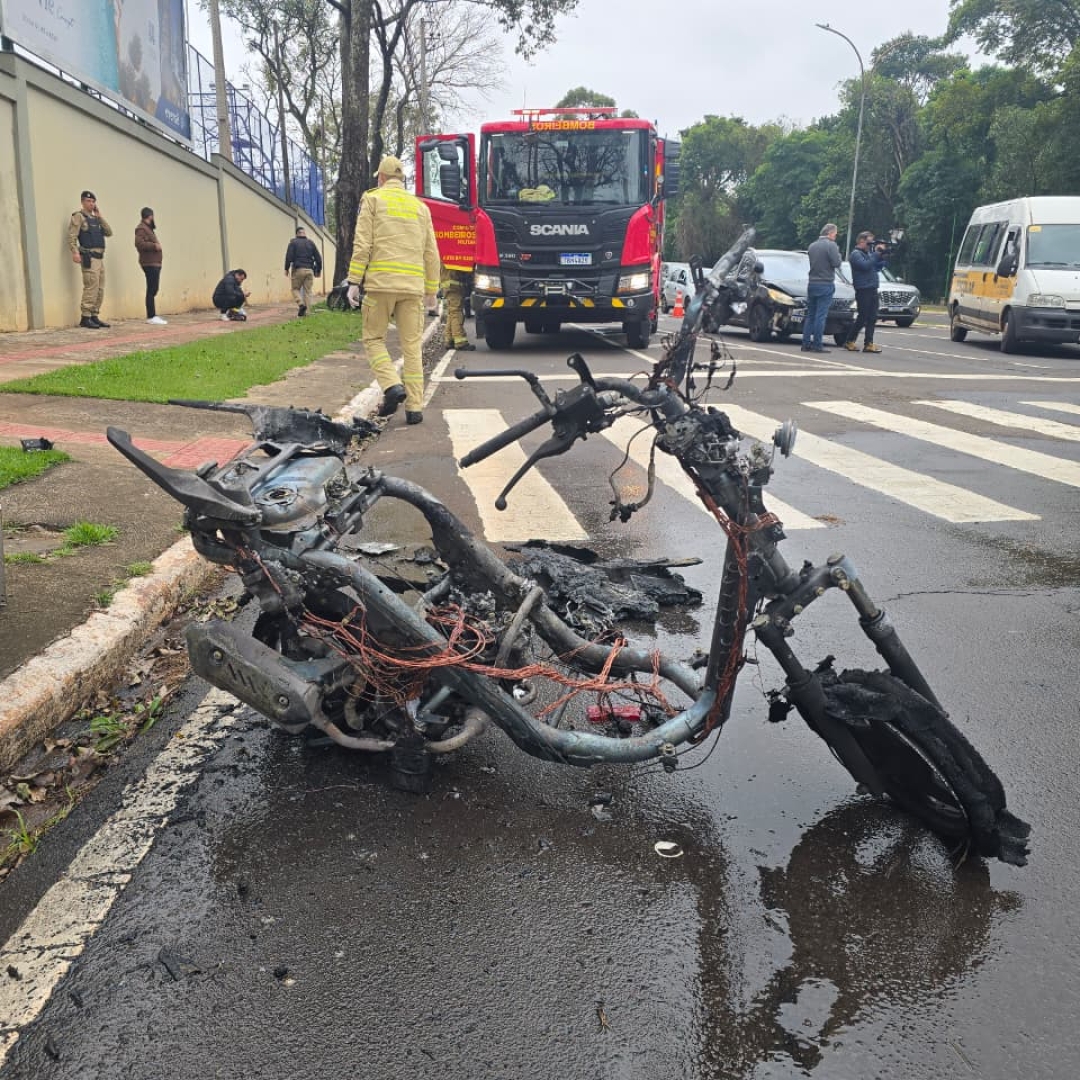 Motoneta pega fogo após ser atingida por carro em cruzamento da Zona 4