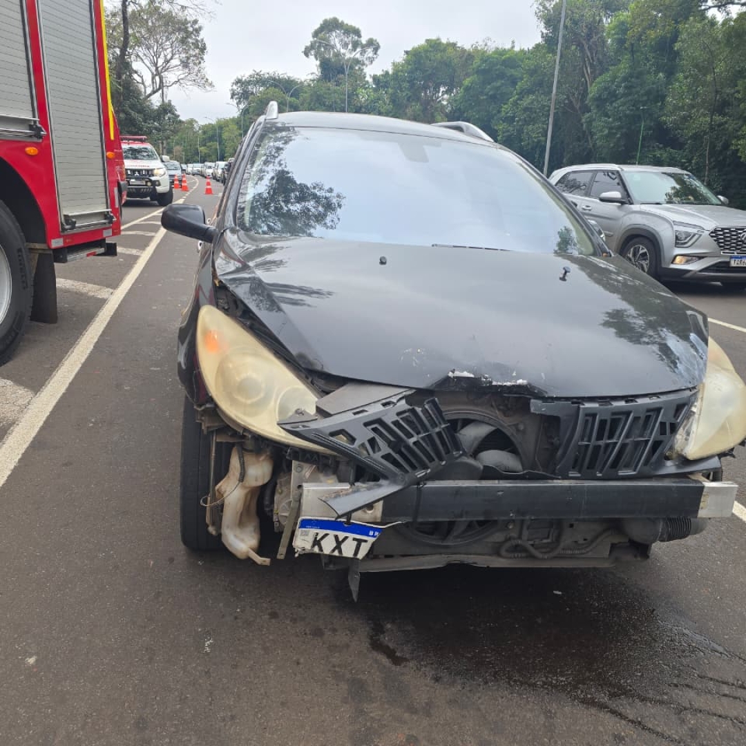 Motoneta pega fogo após ser atingida por carro em cruzamento da Zona 4