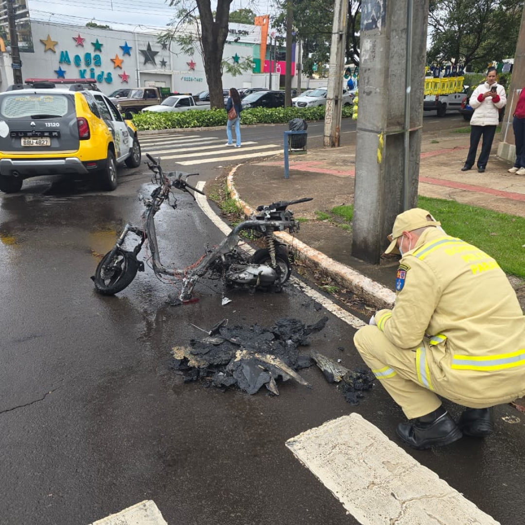 Motoneta pega fogo após ser atingida por carro em cruzamento da Zona 4