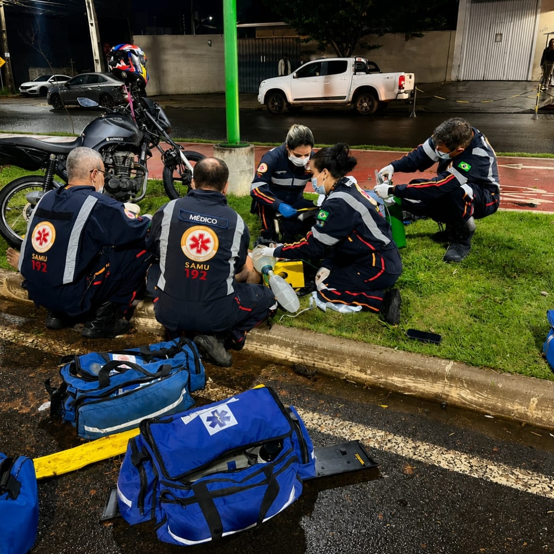 Motorista com habilitação suspensa invade preferencial e motociclista é intubado após grave acidente