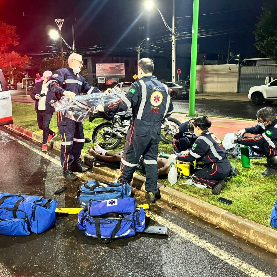 Motorista com habilitação suspensa invade preferencial e motociclista é intubado após grave acidente