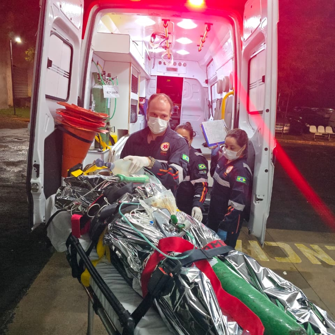 Motorista com habilitação suspensa invade preferencial e motociclista é intubado após grave acidente
