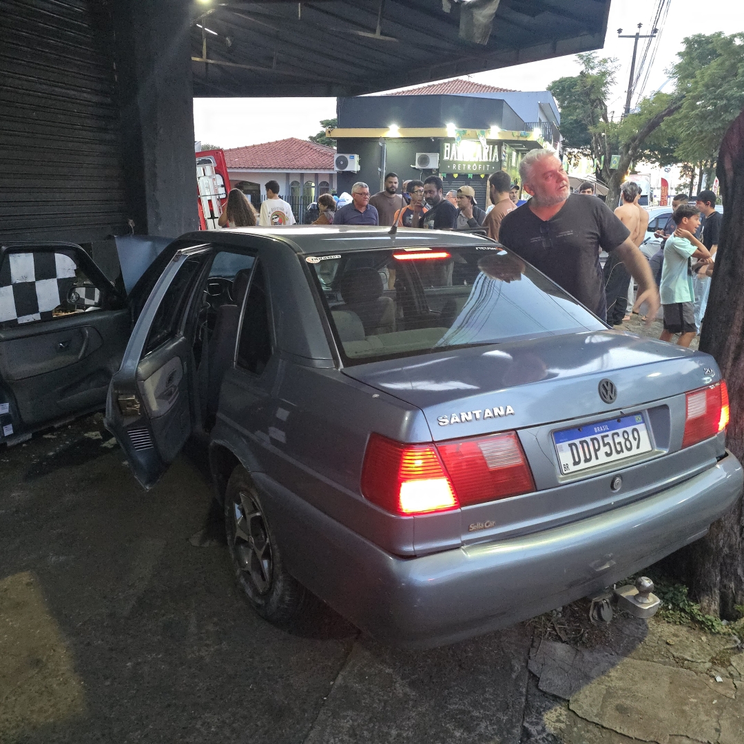 Mulher perde o controle após colisão e invade oficina de motos em Maringá