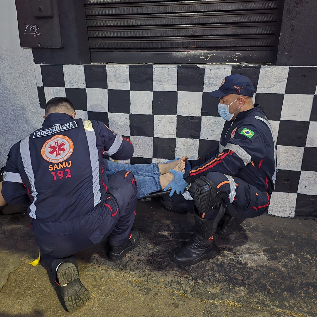 Mulher perde o controle após colisão e invade oficina de motos em Maringá