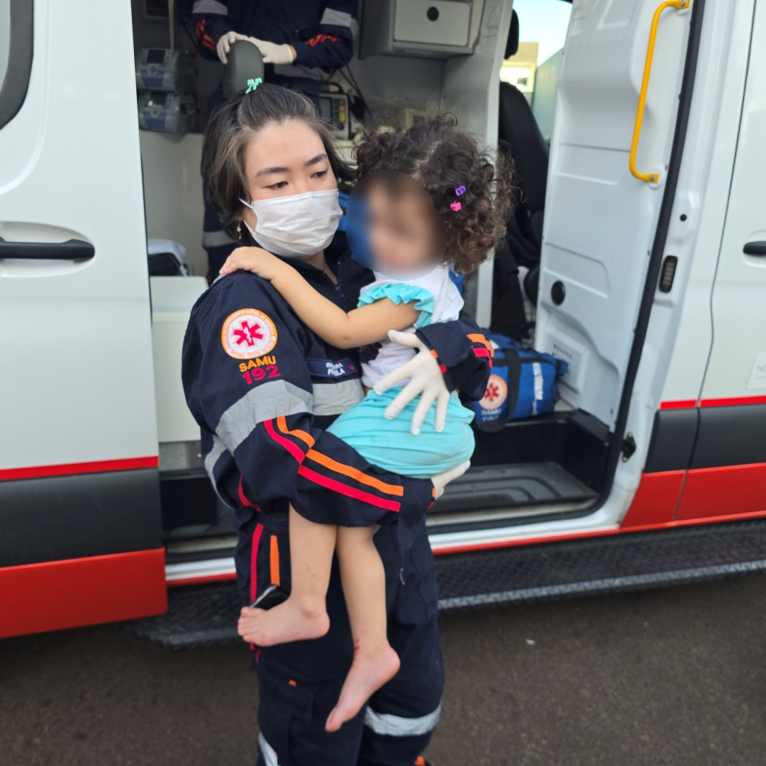 Gestante de oito meses e filha de 2 anos são atropeladas após conversão irregular em Maringá