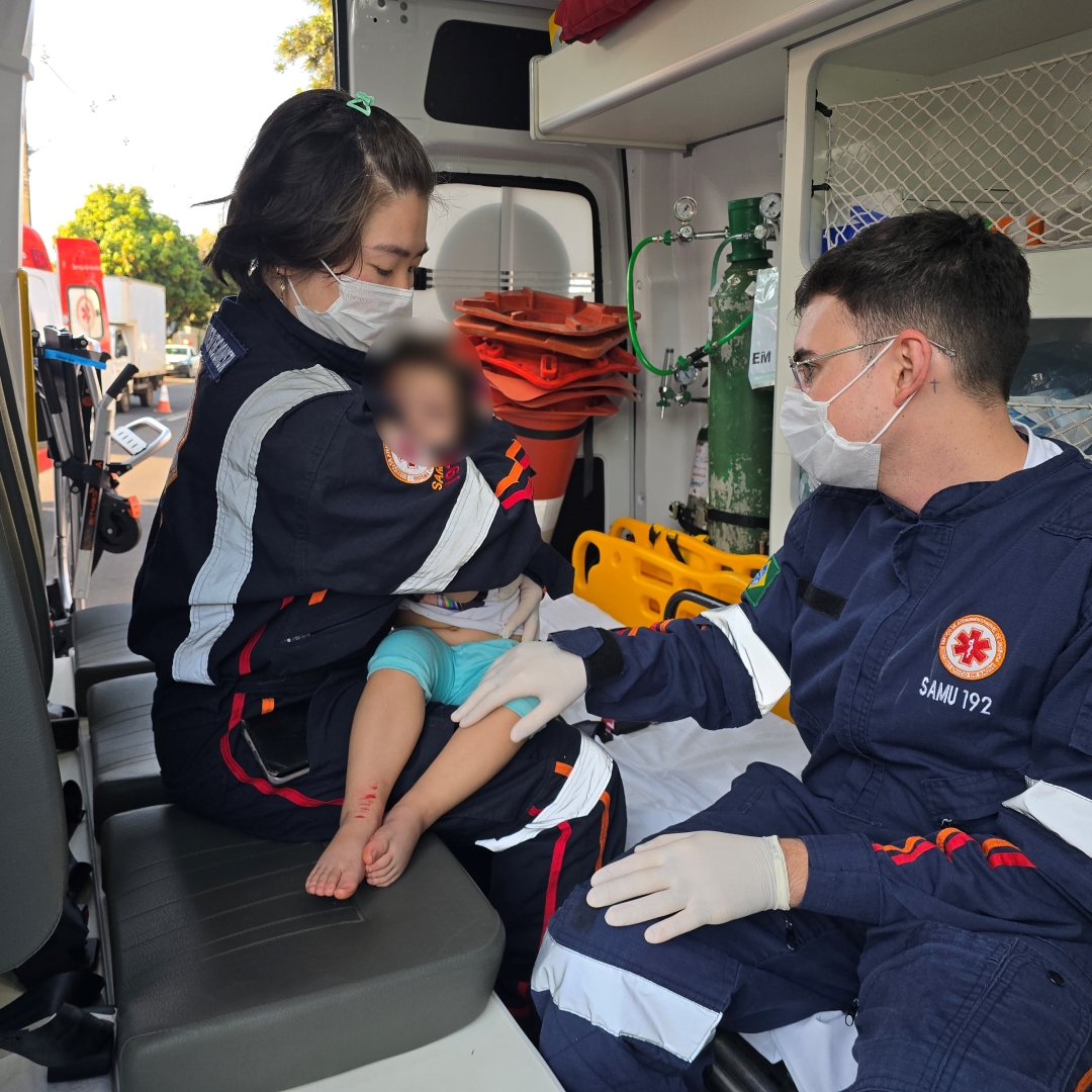 Gestante de oito meses e filha de 2 anos são atropeladas após conversão irregular em Maringá