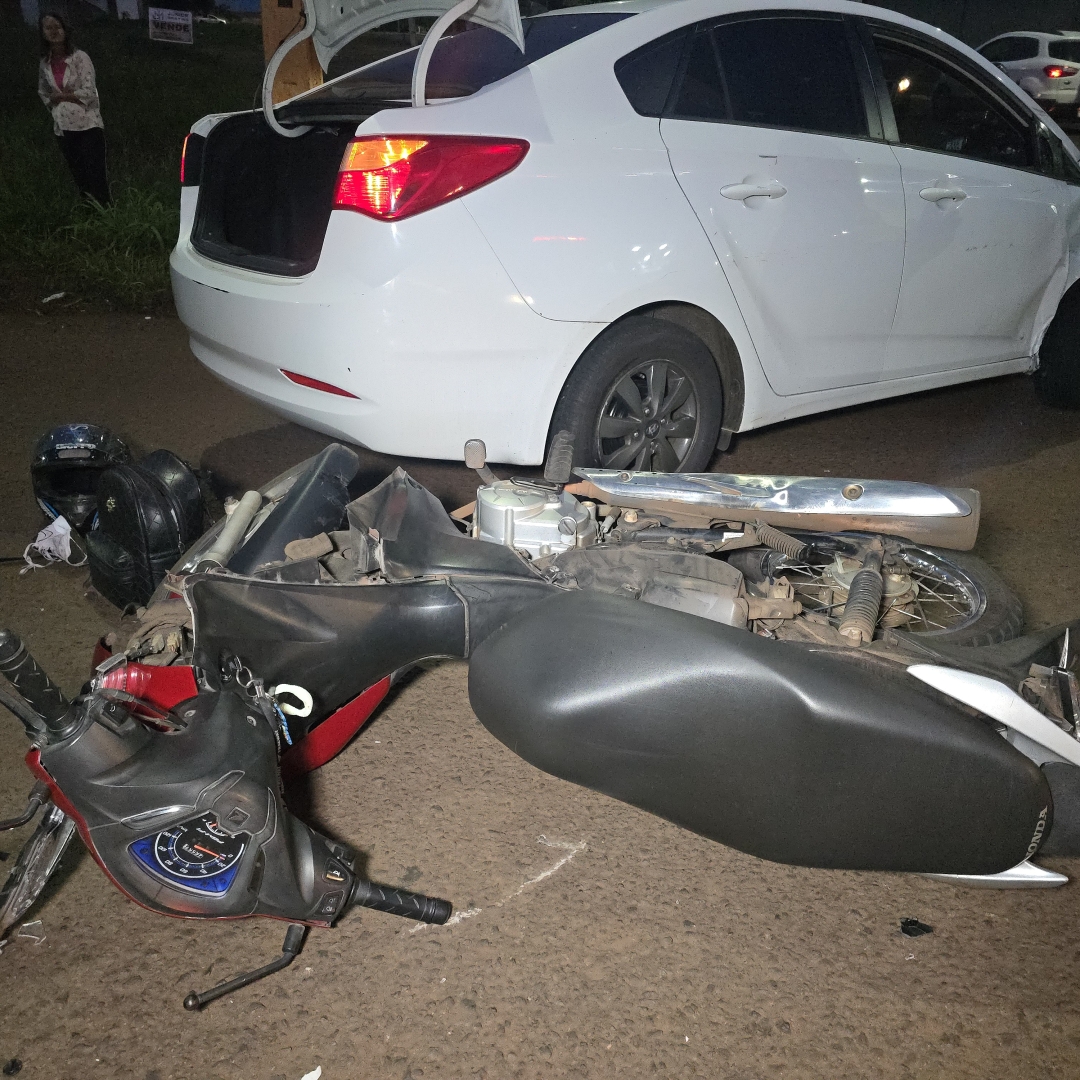 Gestante de oito meses sofre fratura exposta após grave acidente entre moto e carro em Maringá