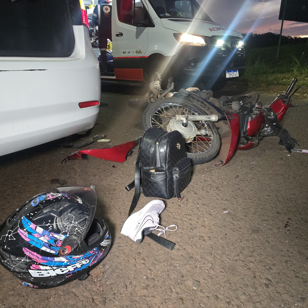 Gestante de oito meses sofre fratura exposta após grave acidente entre moto e carro em Maringá