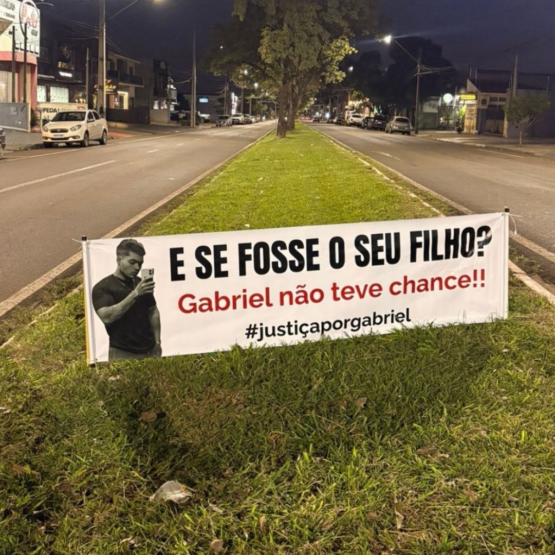 A placa ficou, a família partiu: mãe deixa mensagem emocionante no local onde o filho morreu antes de deixar a cidade