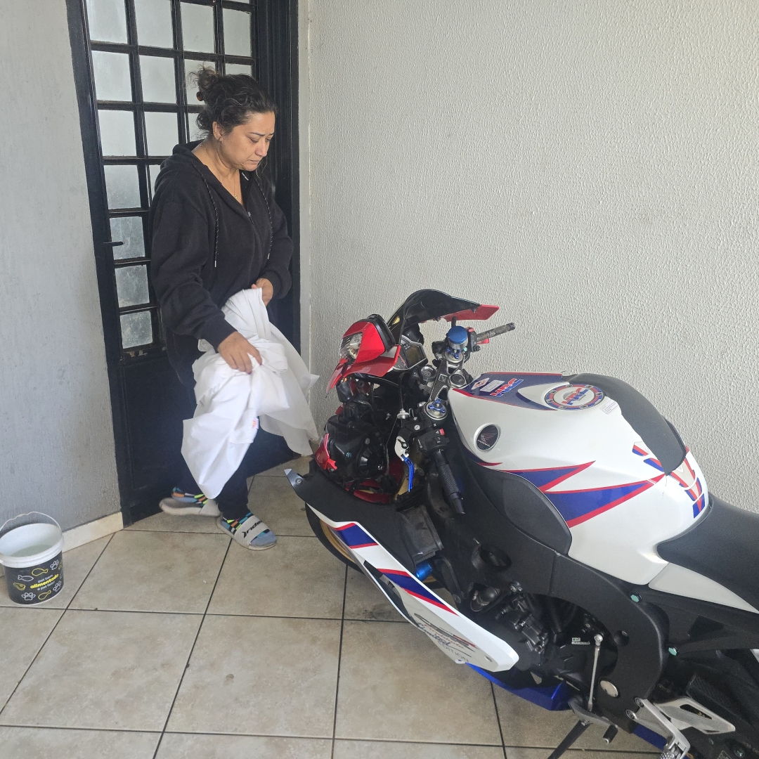 A placa ficou, a família partiu: mãe deixa mensagem emocionante no local onde o filho morreu antes de deixar a cidade