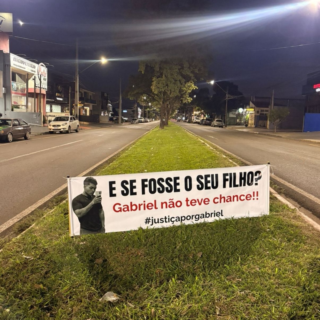 A placa ficou, a família partiu: mãe deixa mensagem emocionante no local onde o filho morreu antes de deixar a cidade