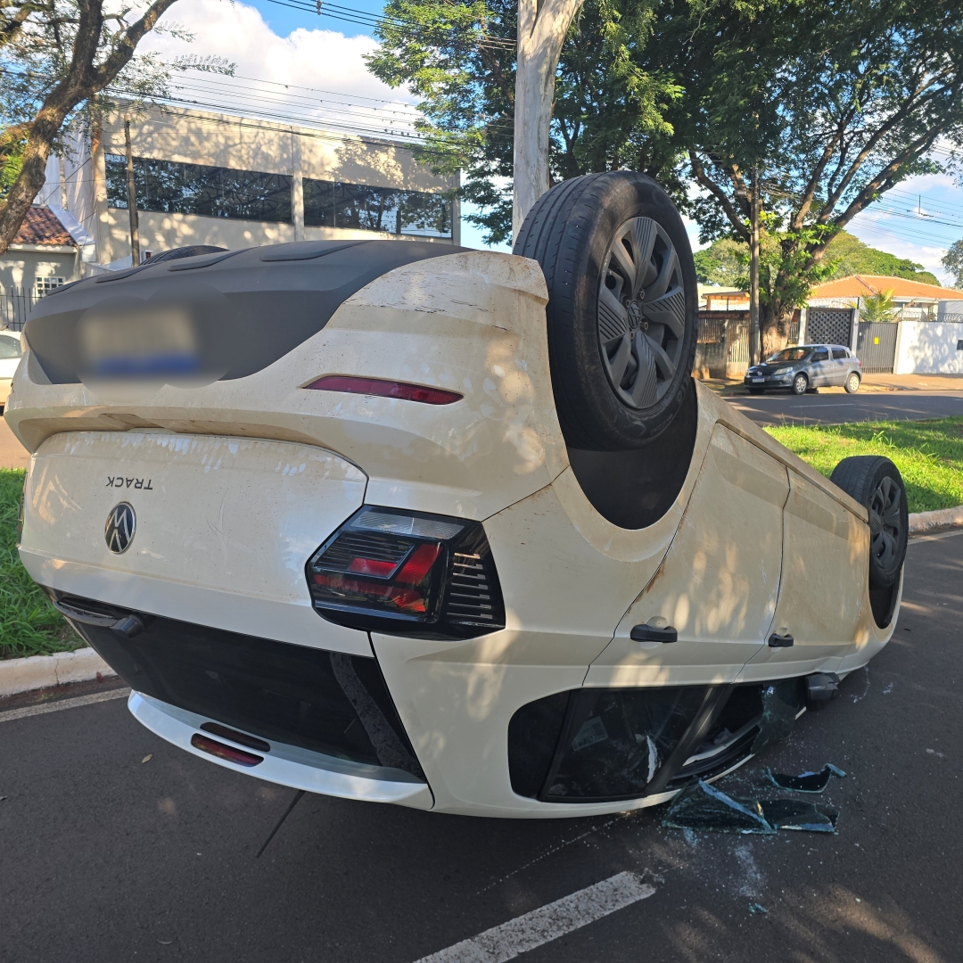 Acidente termina com carro capotado no Conjunto Sol Nascente, em Maringá