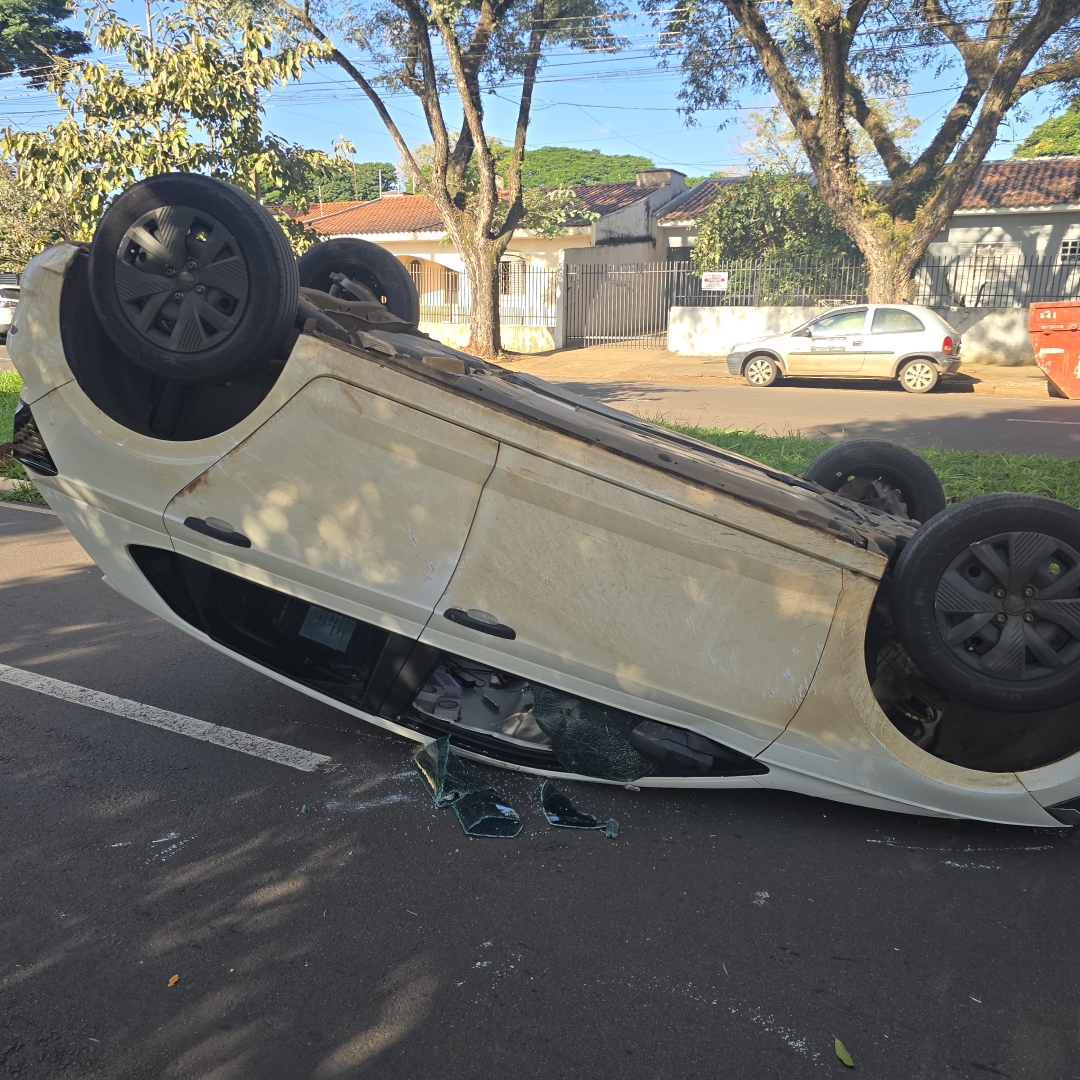 Acidente termina com carro capotado no Conjunto Sol Nascente, em Maringá