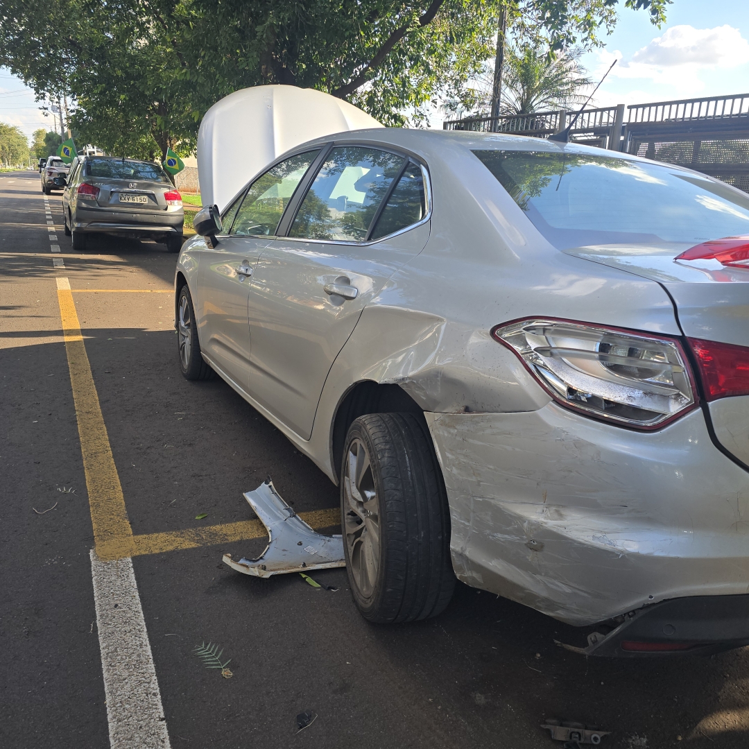 Acidente termina com carro capotado no Conjunto Sol Nascente, em Maringá