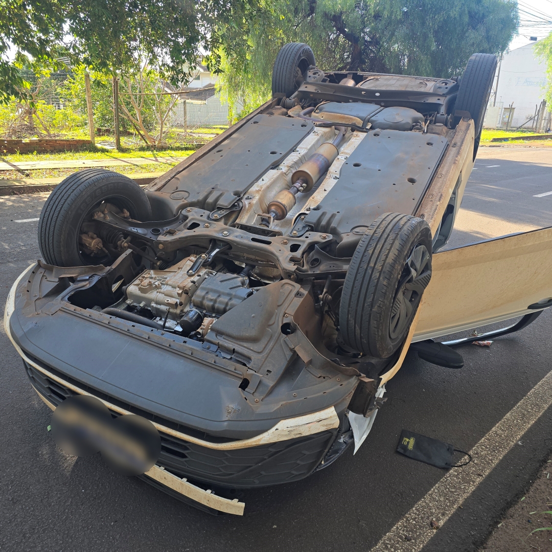 Acidente termina com carro capotado no Conjunto Sol Nascente, em Maringá