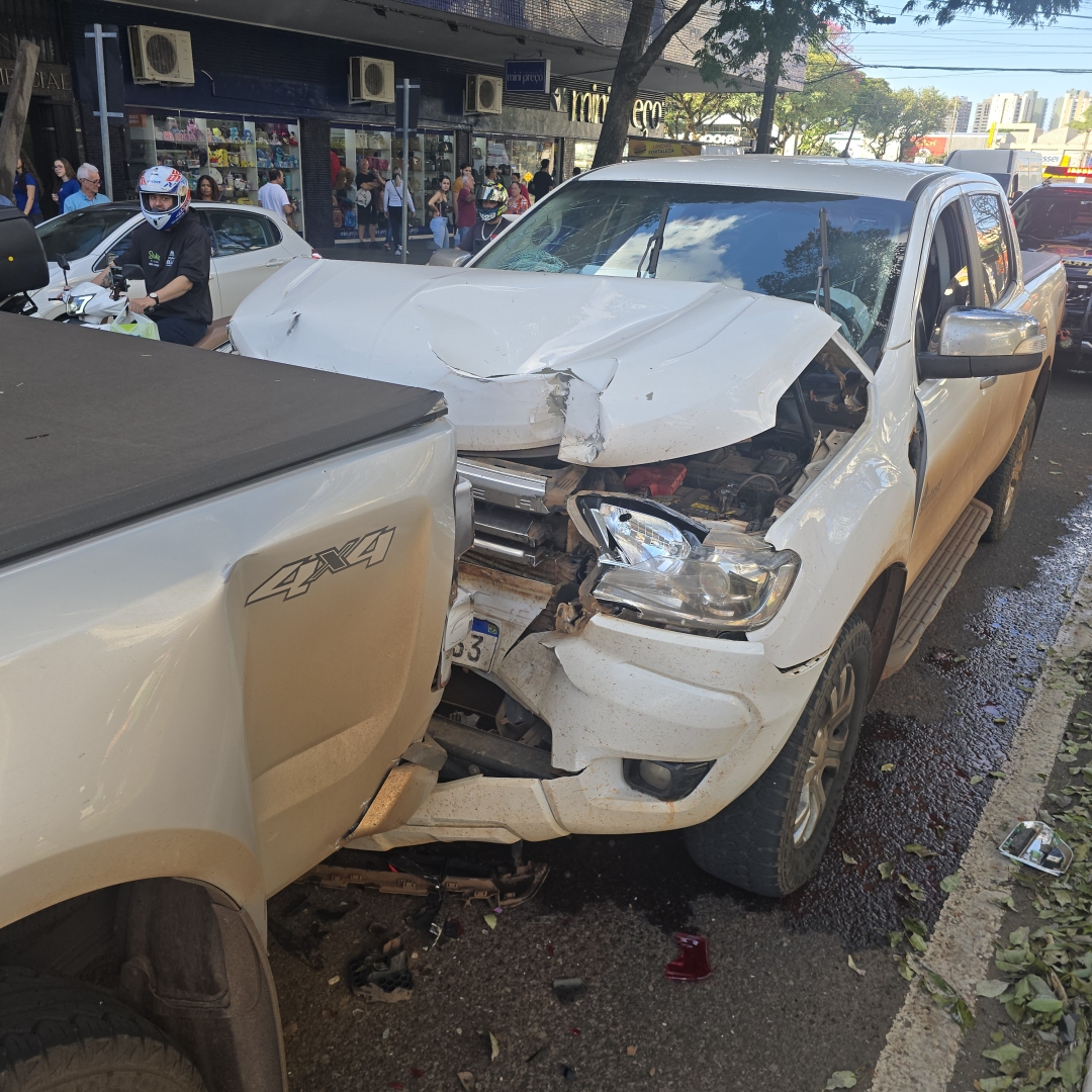 Grávida de sete meses se envolve em acidente no Centro de Maringá