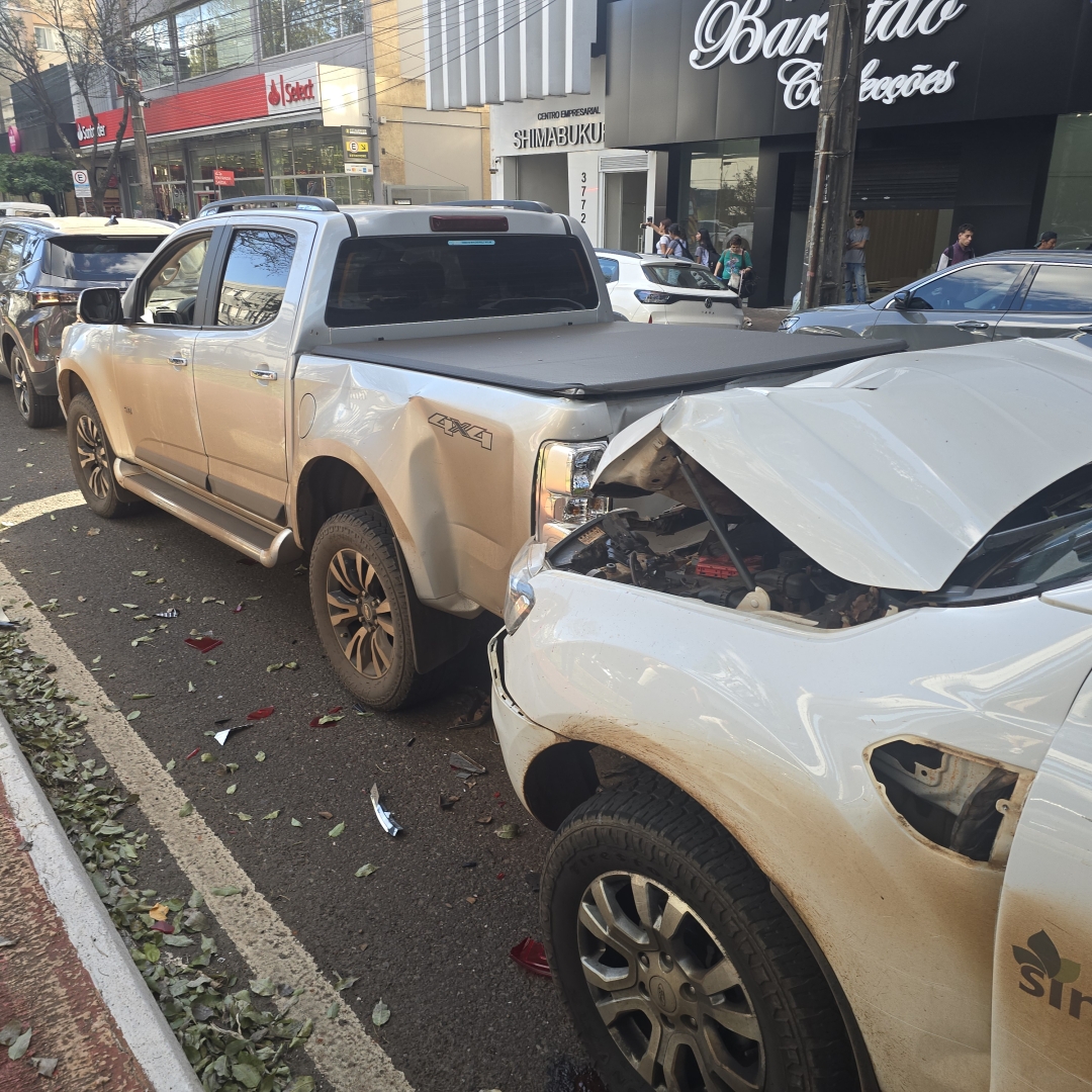 Grávida de sete meses se envolve em acidente no Centro de Maringá
