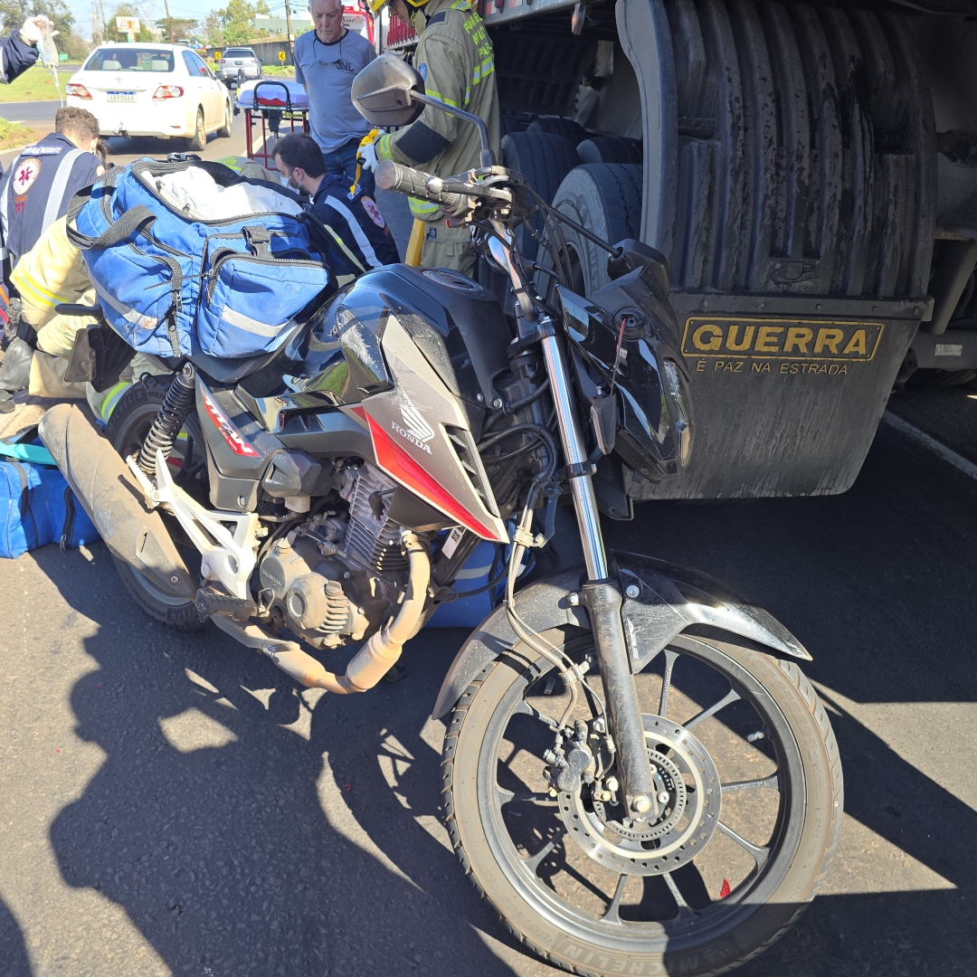 Mulher escapa de tragédia após cair sob carreta em rodovia de Maringá