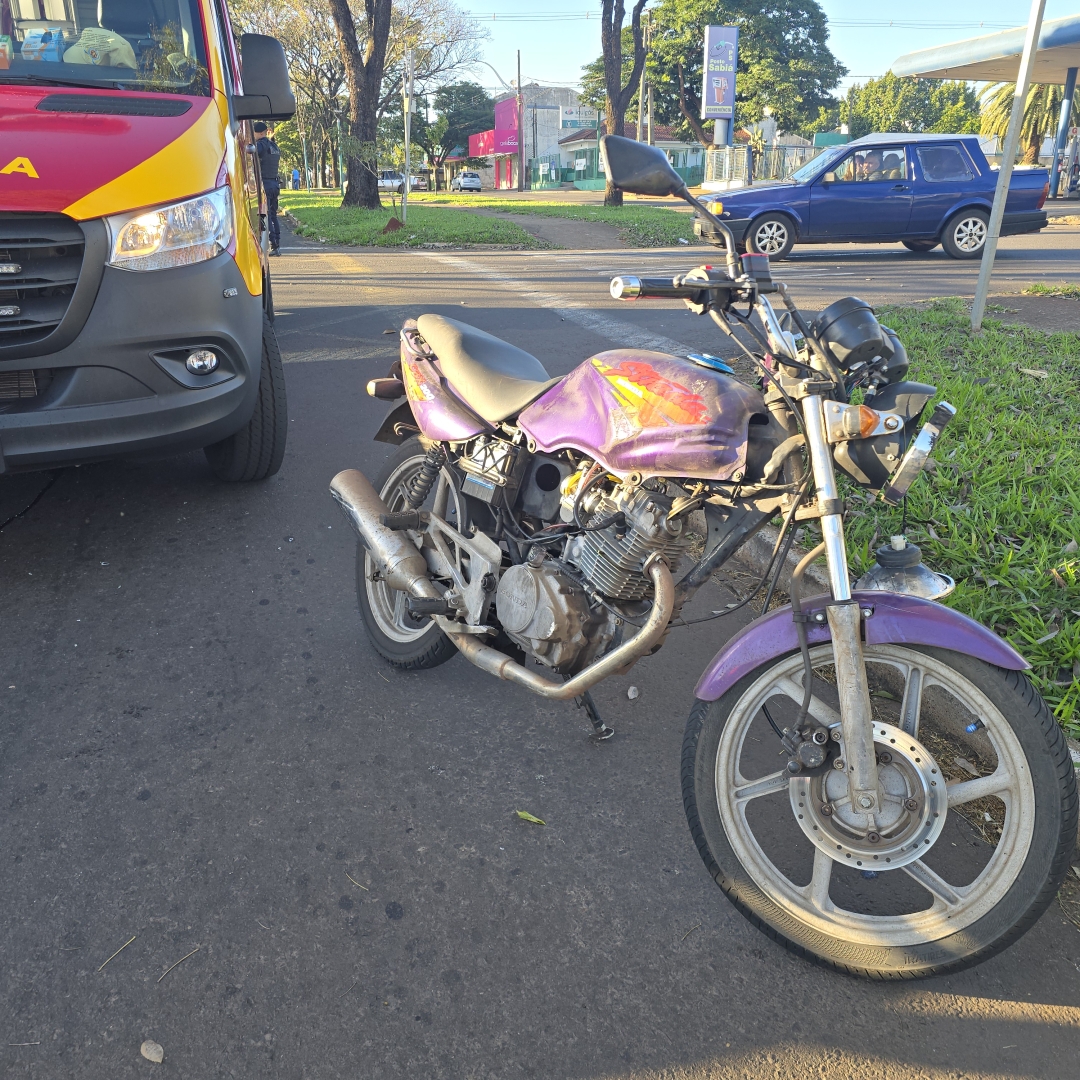 Motociclista é arremessado contra para-brisa de caminhonete em acidente no Conjunto Ney Braga