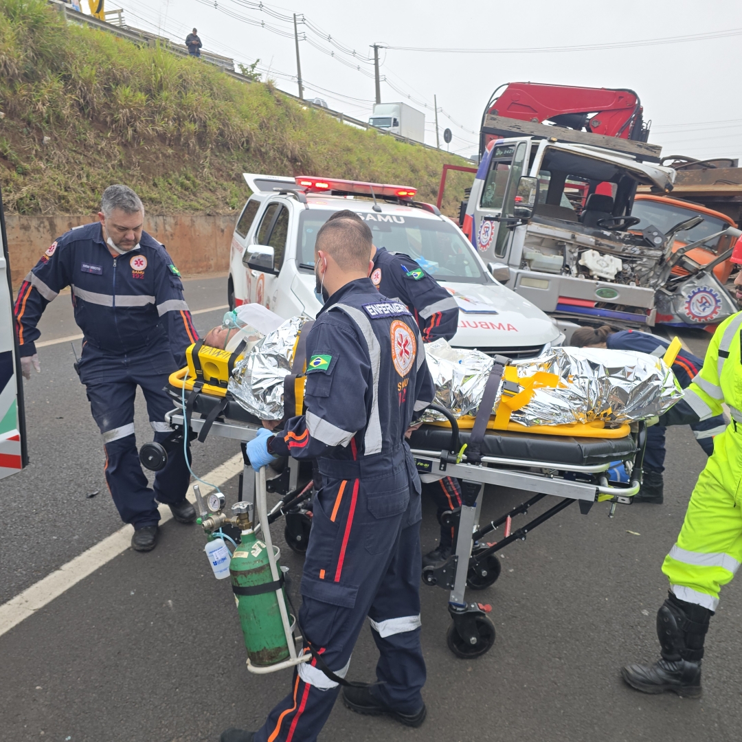 Grave acidente entre caminhões deixa motorista ferido na BR-376, em Mandaguaçu