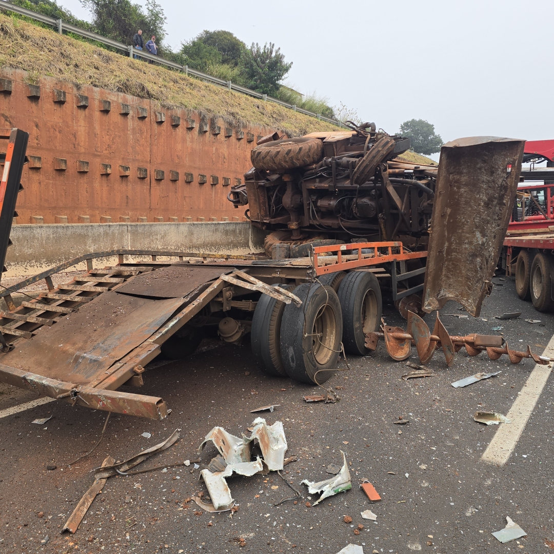 Grave acidente entre caminhões deixa motorista ferido na BR-376, em Mandaguaçu