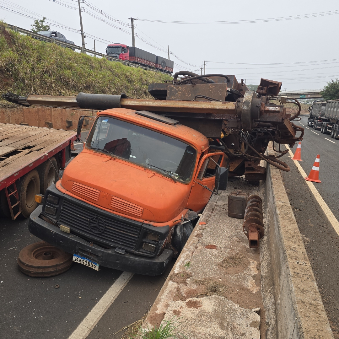 Grave acidente entre caminhões deixa motorista ferido na BR-376, em Mandaguaçu