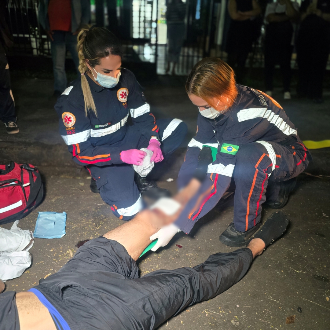 Tentativa de desviar de carro termina com motociclista gravemente ferido em Maringá