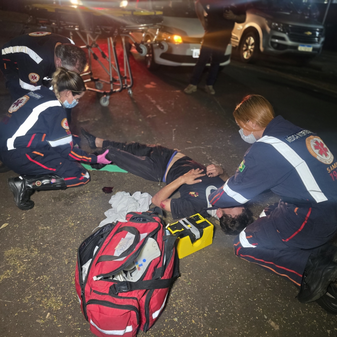 Tentativa de desviar de carro termina com motociclista gravemente ferido em Maringá