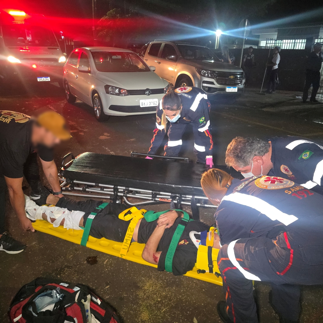 Tentativa de desviar de carro termina com motociclista gravemente ferido em Maringá