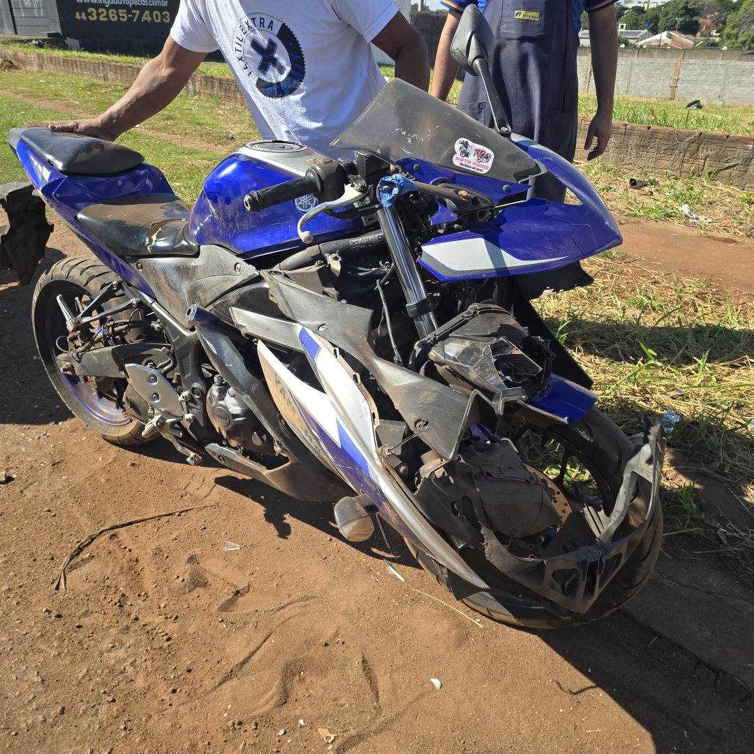 Motociclista fica ferido após bater moto de alta cilindrada contra poste na Avenida Morangueira