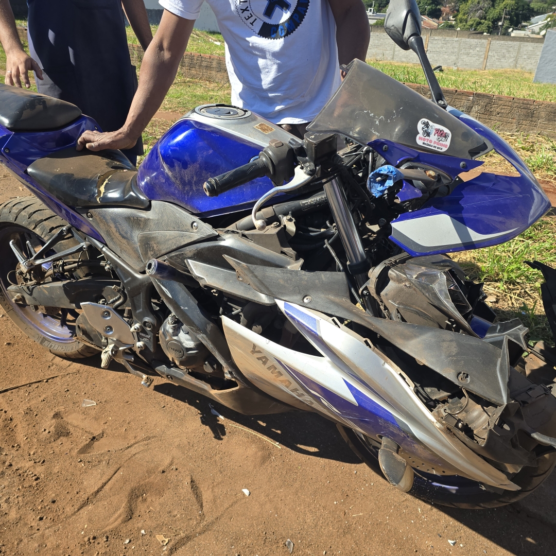 Motociclista fica ferido após bater moto de alta cilindrada contra poste na Avenida Morangueira