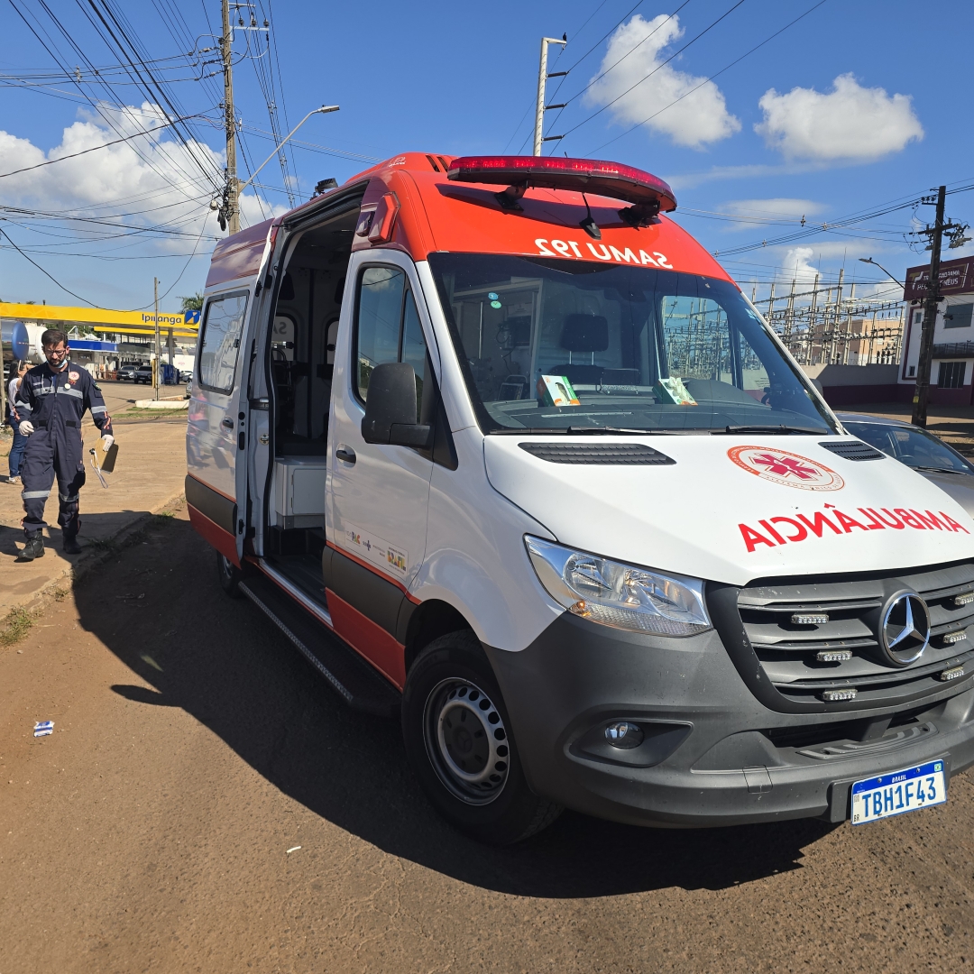 Motociclista fica ferido após bater moto de alta cilindrada contra poste na Avenida Morangueira