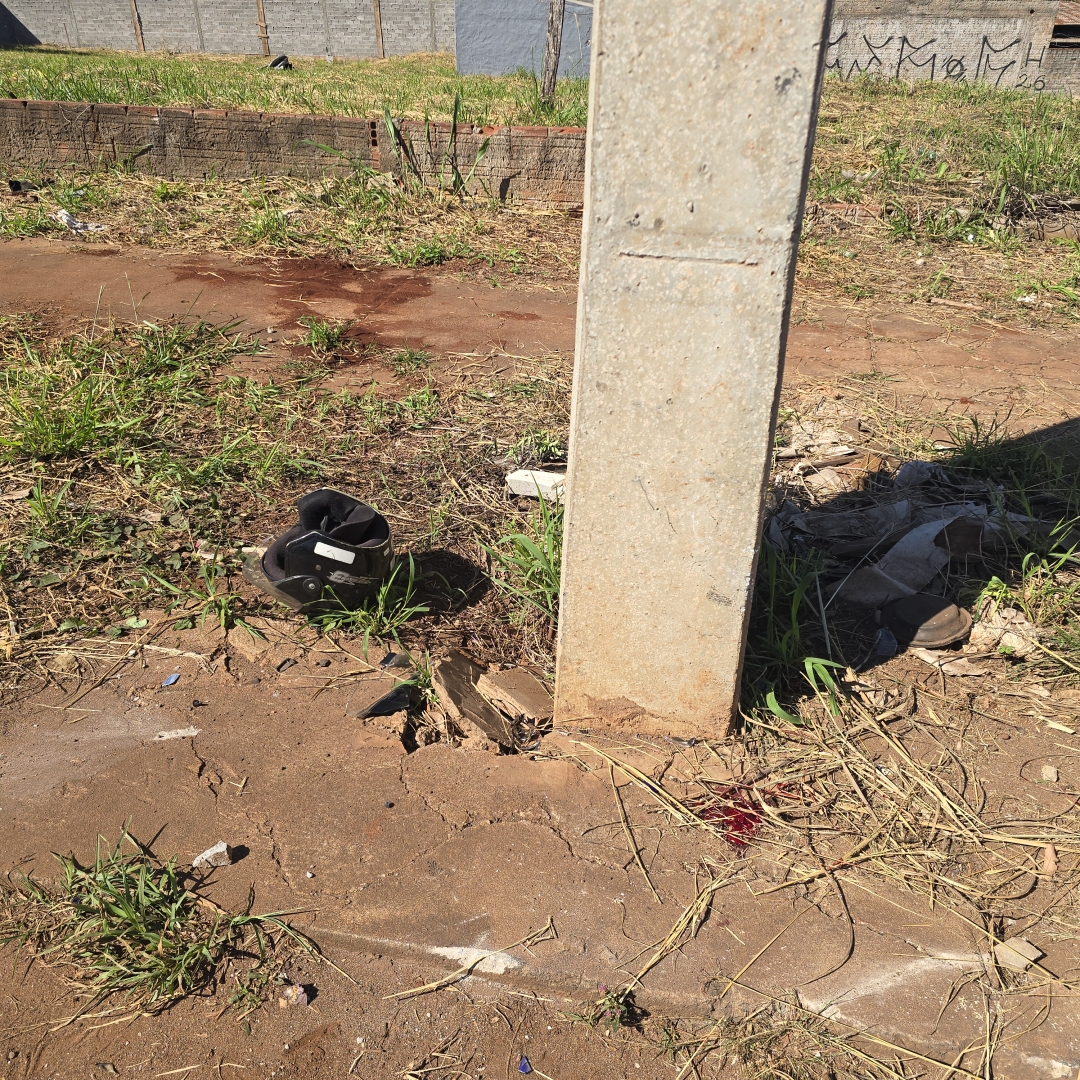 Motociclista fica ferido após bater moto de alta cilindrada contra poste na Avenida Morangueira