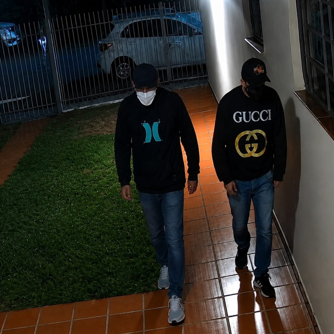 Dupla encapuzada invade residência na Zona 2 e furta joias, perfumes e outros objetos em Maringá