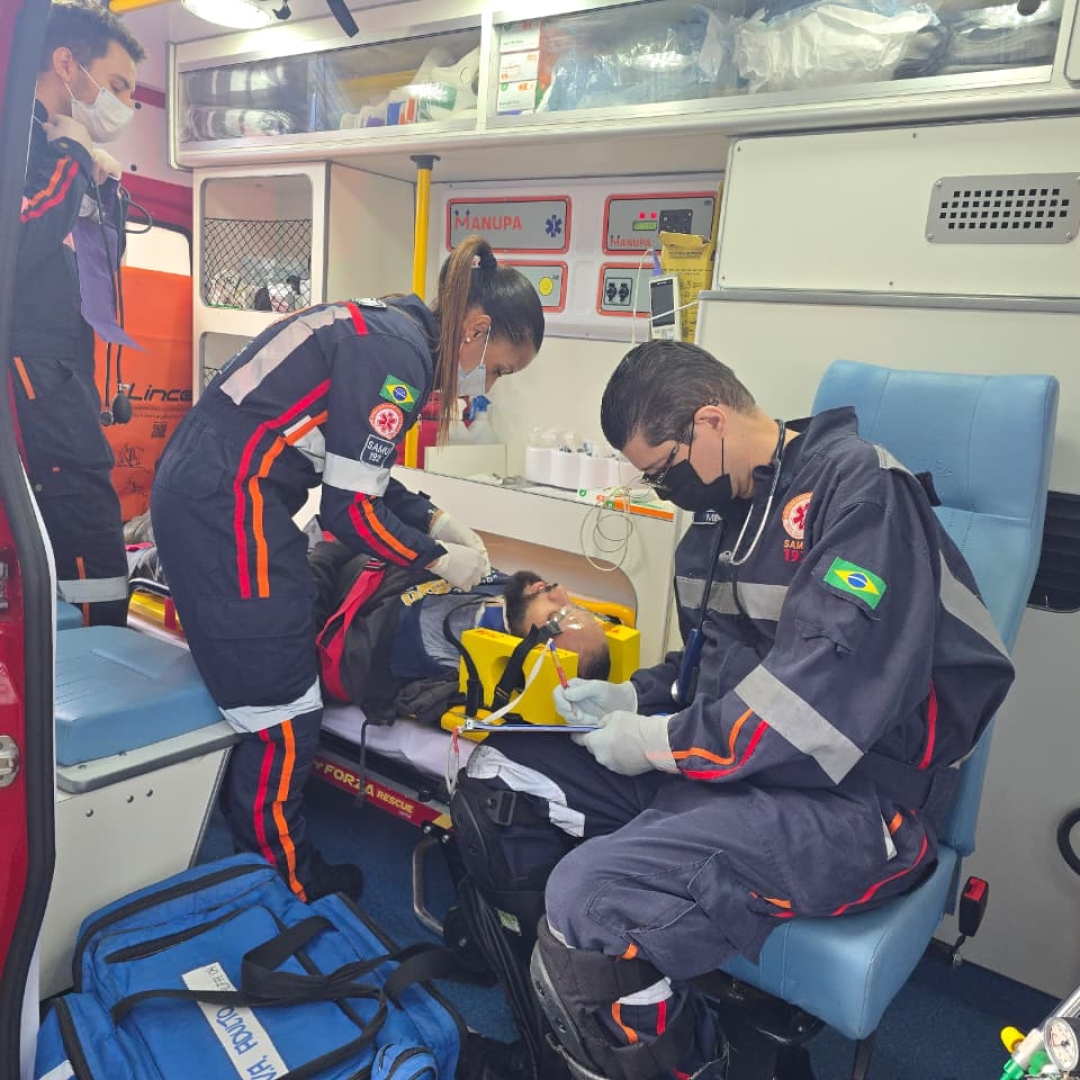 Motociclista é socorrido após invadir preferencial e bater em Fiorino em Maringá