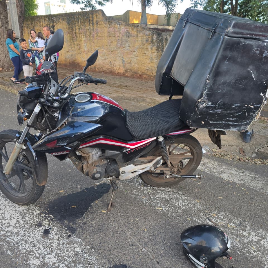 Motociclista é socorrido após invadir preferencial e bater em Fiorino em Maringá