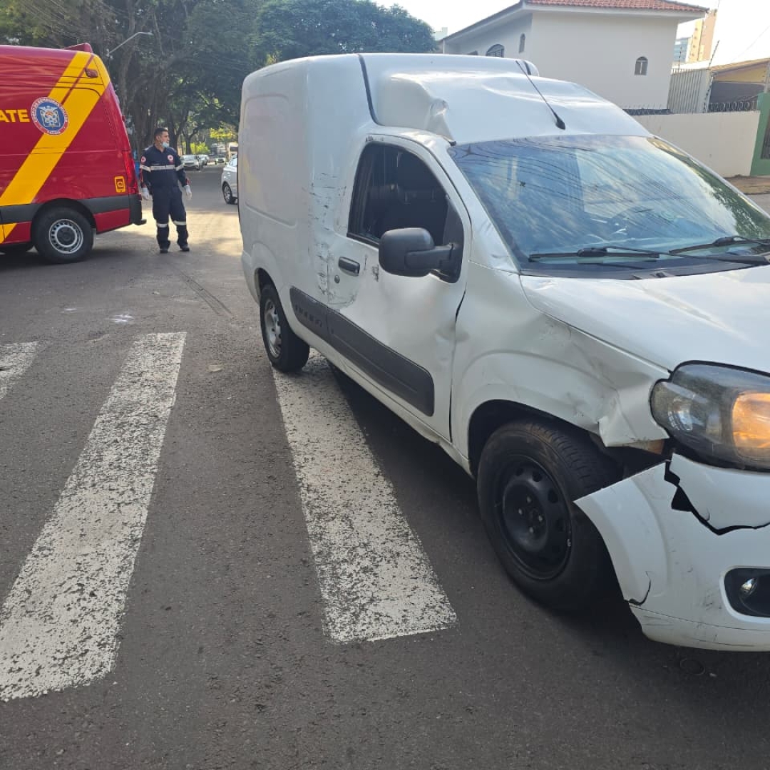Motociclista é socorrido após invadir preferencial e bater em Fiorino em Maringá