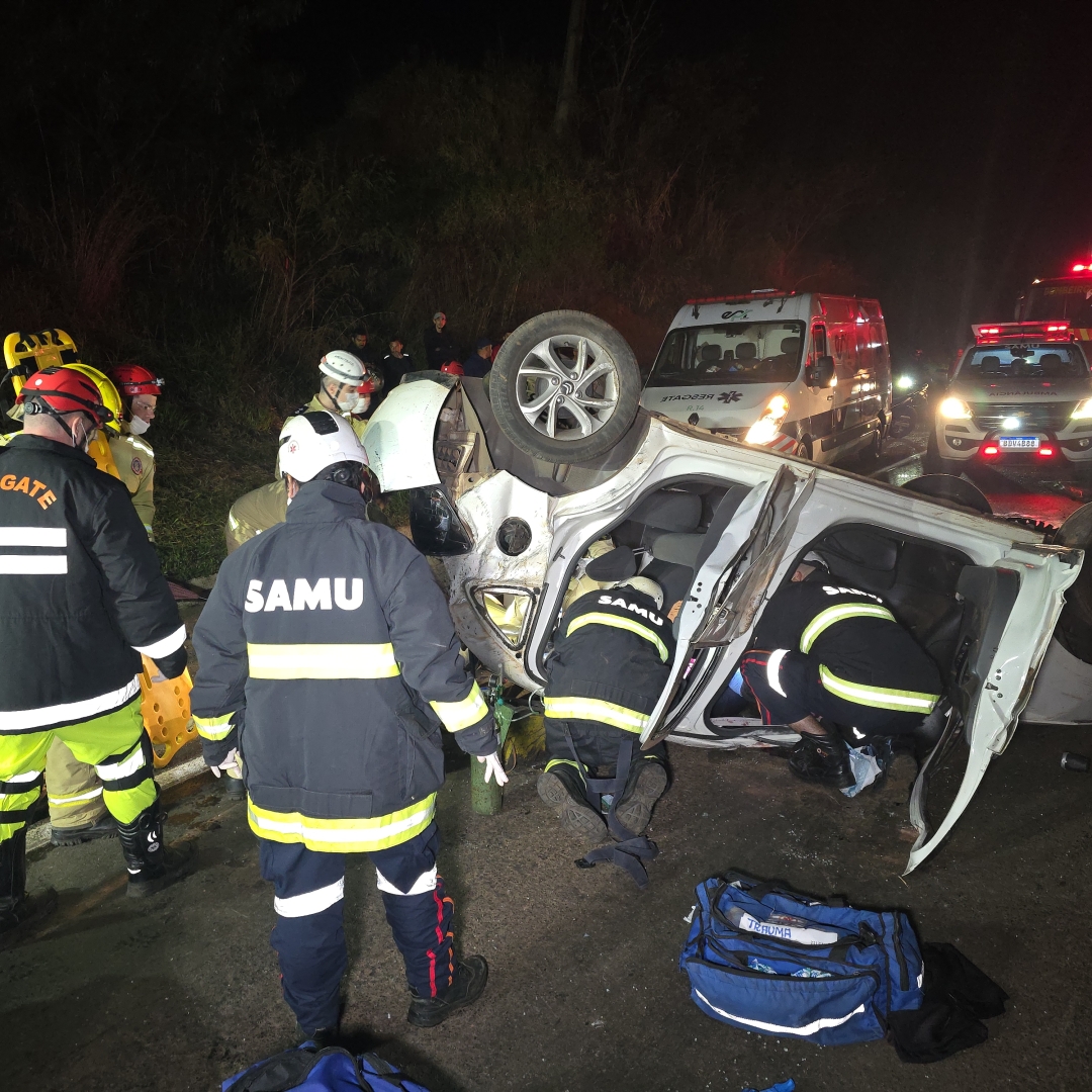 Mulher sobrevive após carro capotar várias vezes na BR-376, em Maringá