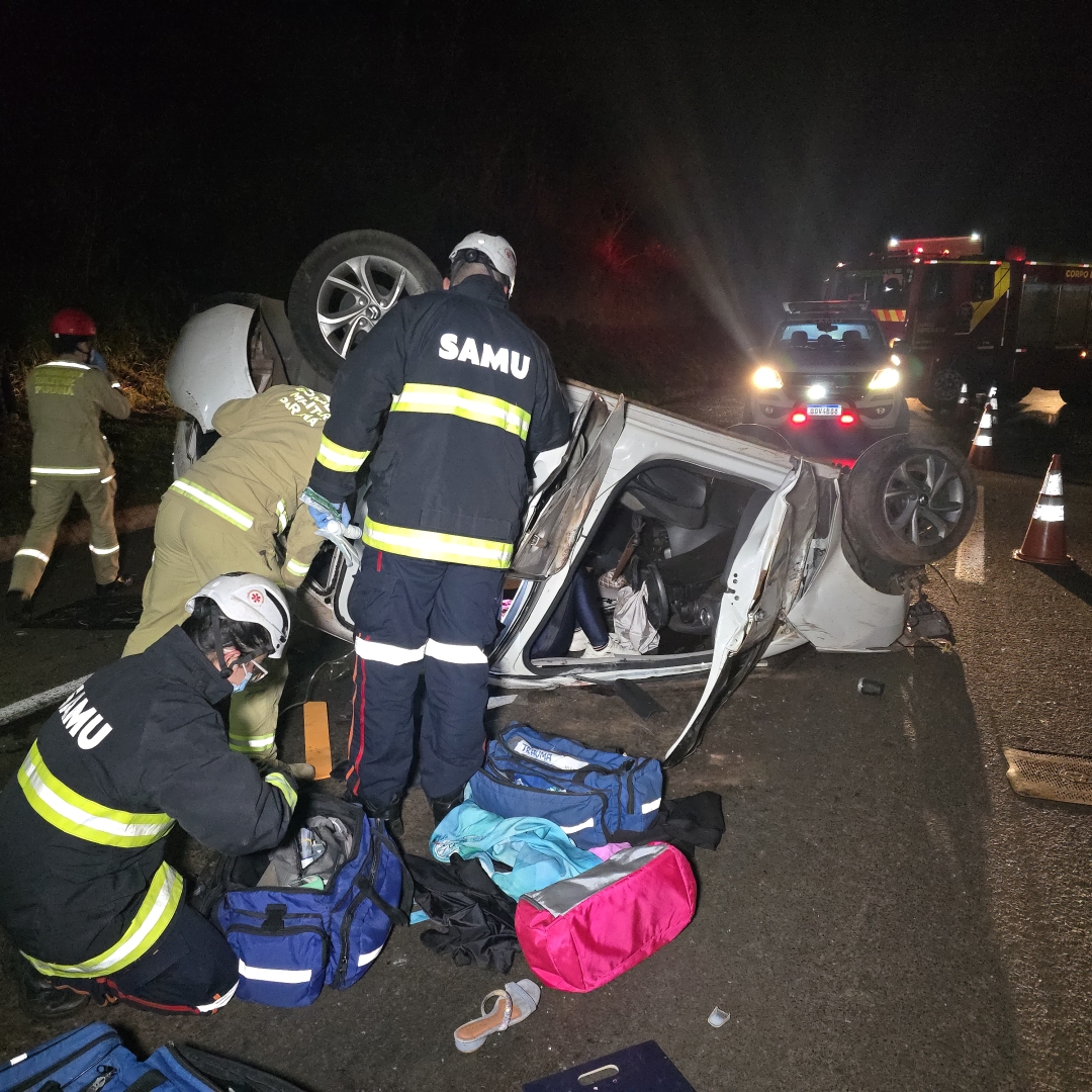 Mulher sobrevive após carro capotar várias vezes na BR-376, em Maringá 