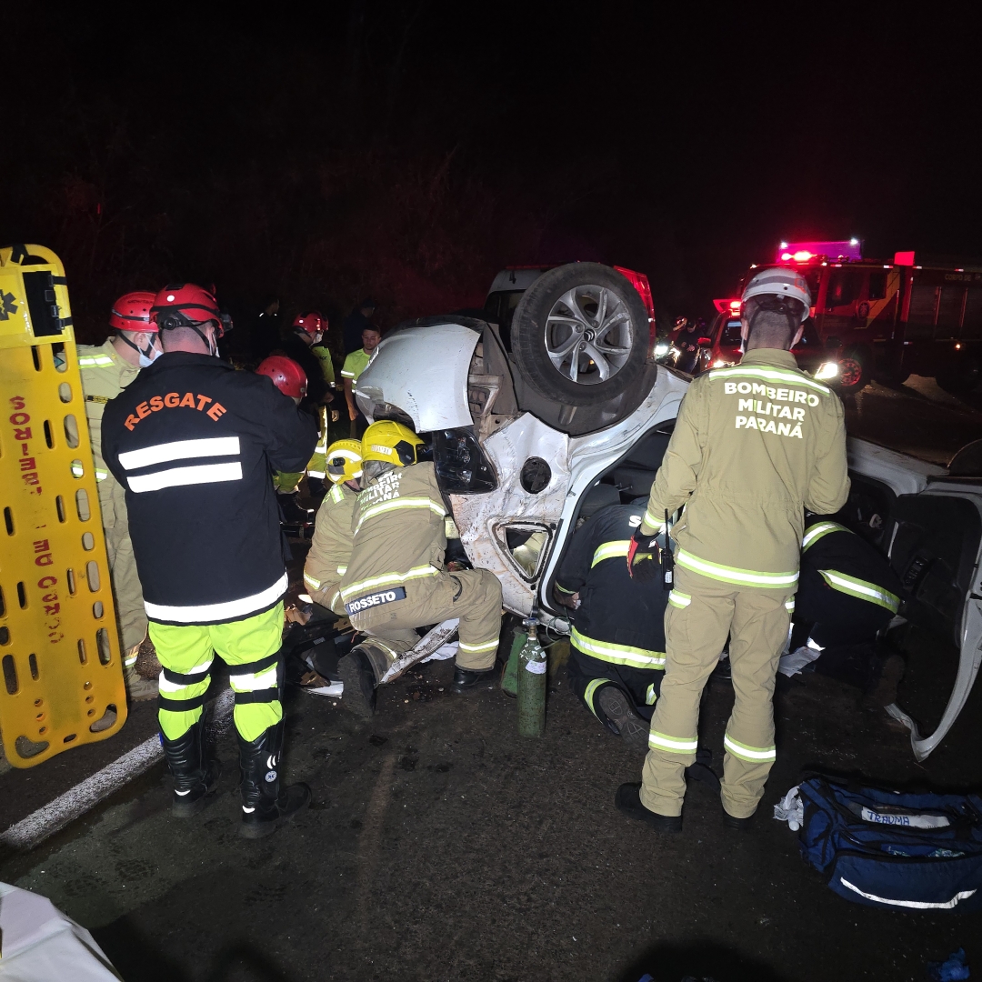 Mulher sobrevive após carro capotar várias vezes na BR-376, em Maringá 