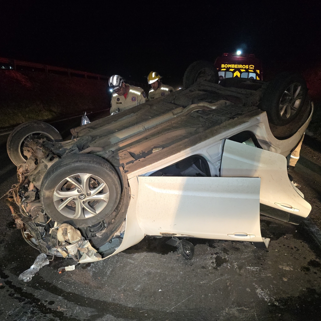 Mulher sobrevive após carro capotar várias vezes na BR-376, em Maringá 