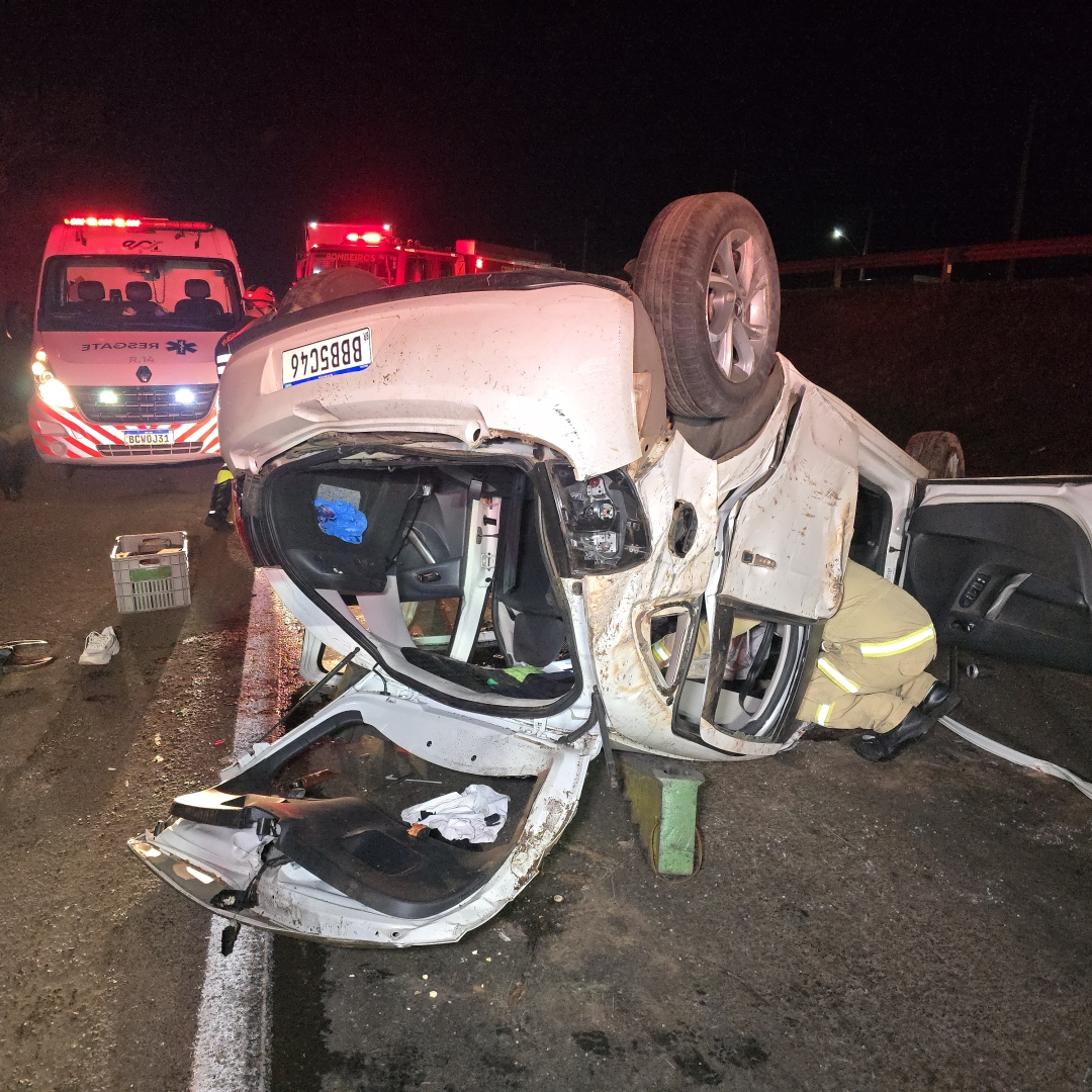 Mulher sobrevive após carro capotar várias vezes na BR-376, em Maringá 