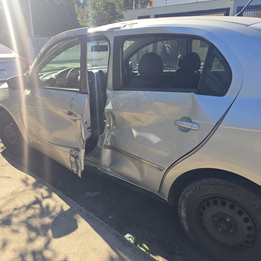 Motorista invade preferencial, provoca acidente e retira carro antes da chegada da PM