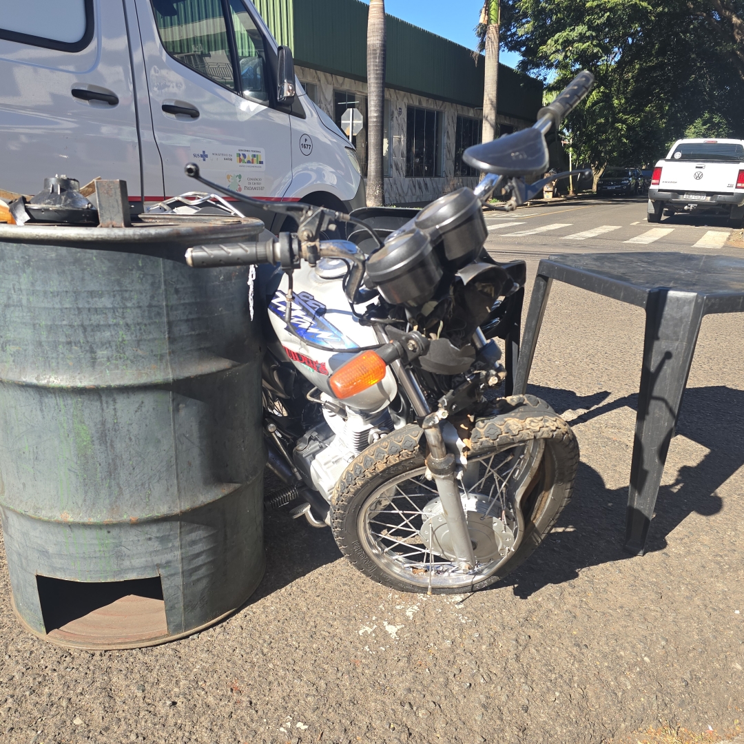 Motorista invade preferencial, provoca acidente e retira carro antes da chegada da PM