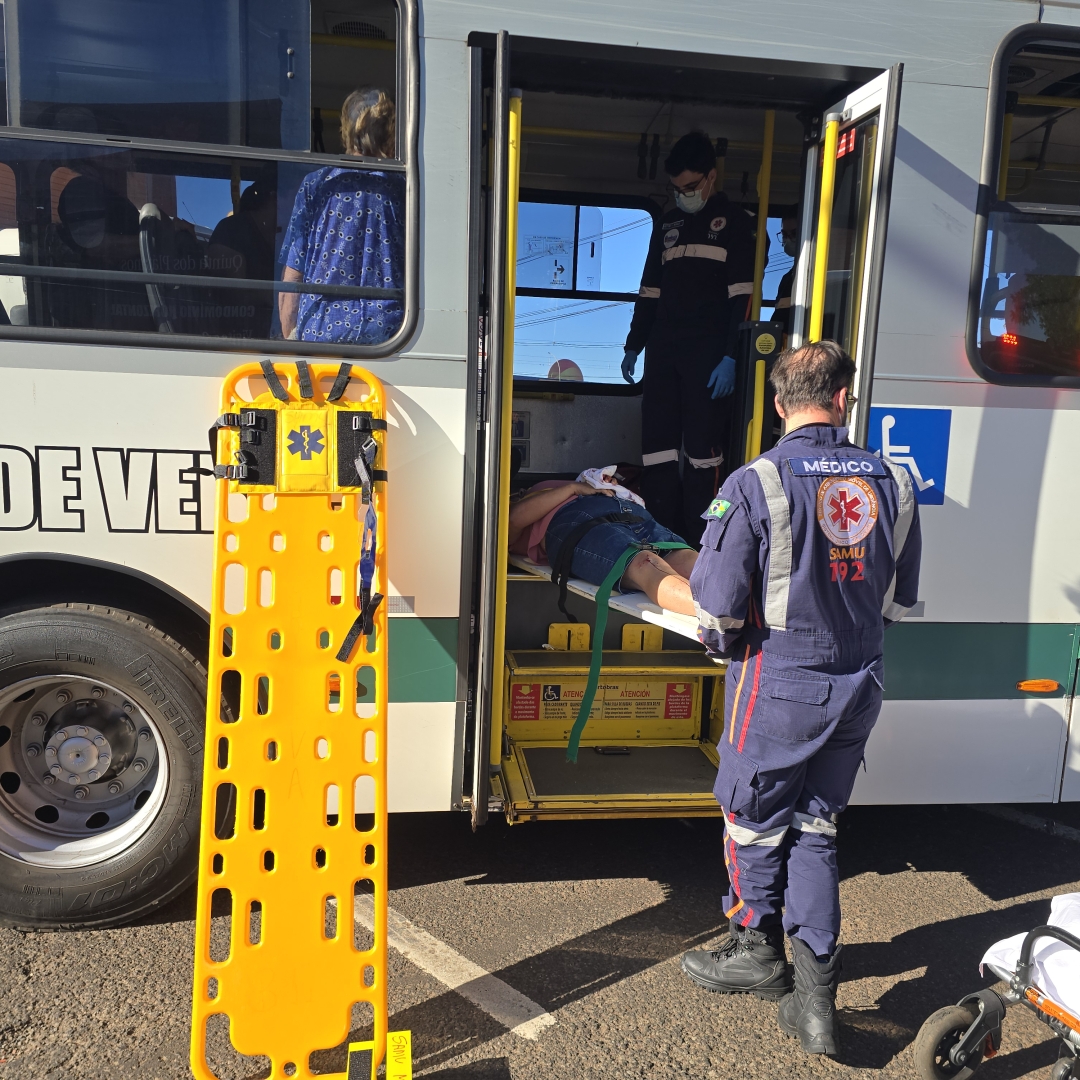 Caminhão avança sinal vermelho e provoca grave acidente com ônibus coletivo em Maringá