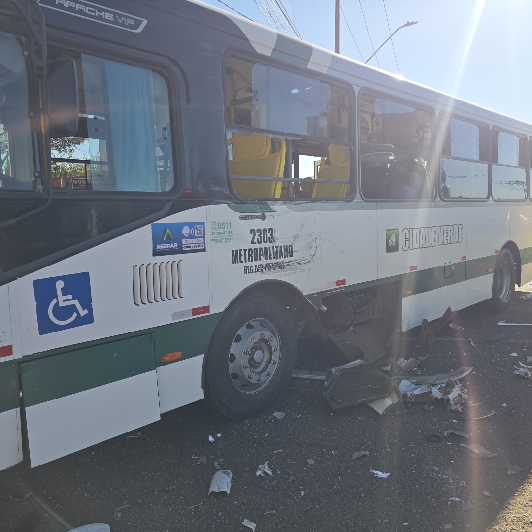 Caminhão avança sinal vermelho e provoca grave acidente com ônibus coletivo em Maringá