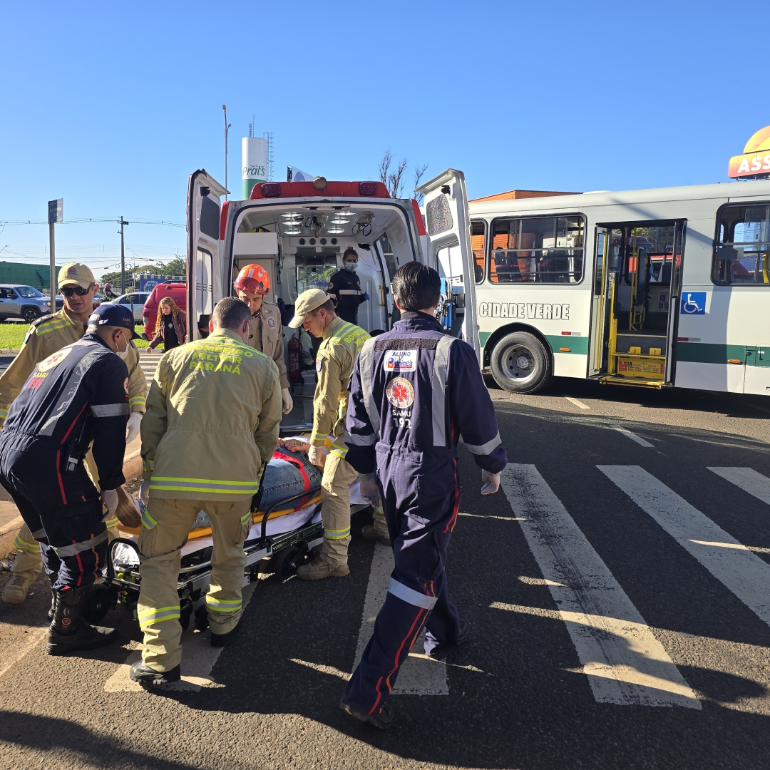 Caminhão avança sinal vermelho e provoca grave acidente com ônibus coletivo em Maringá
