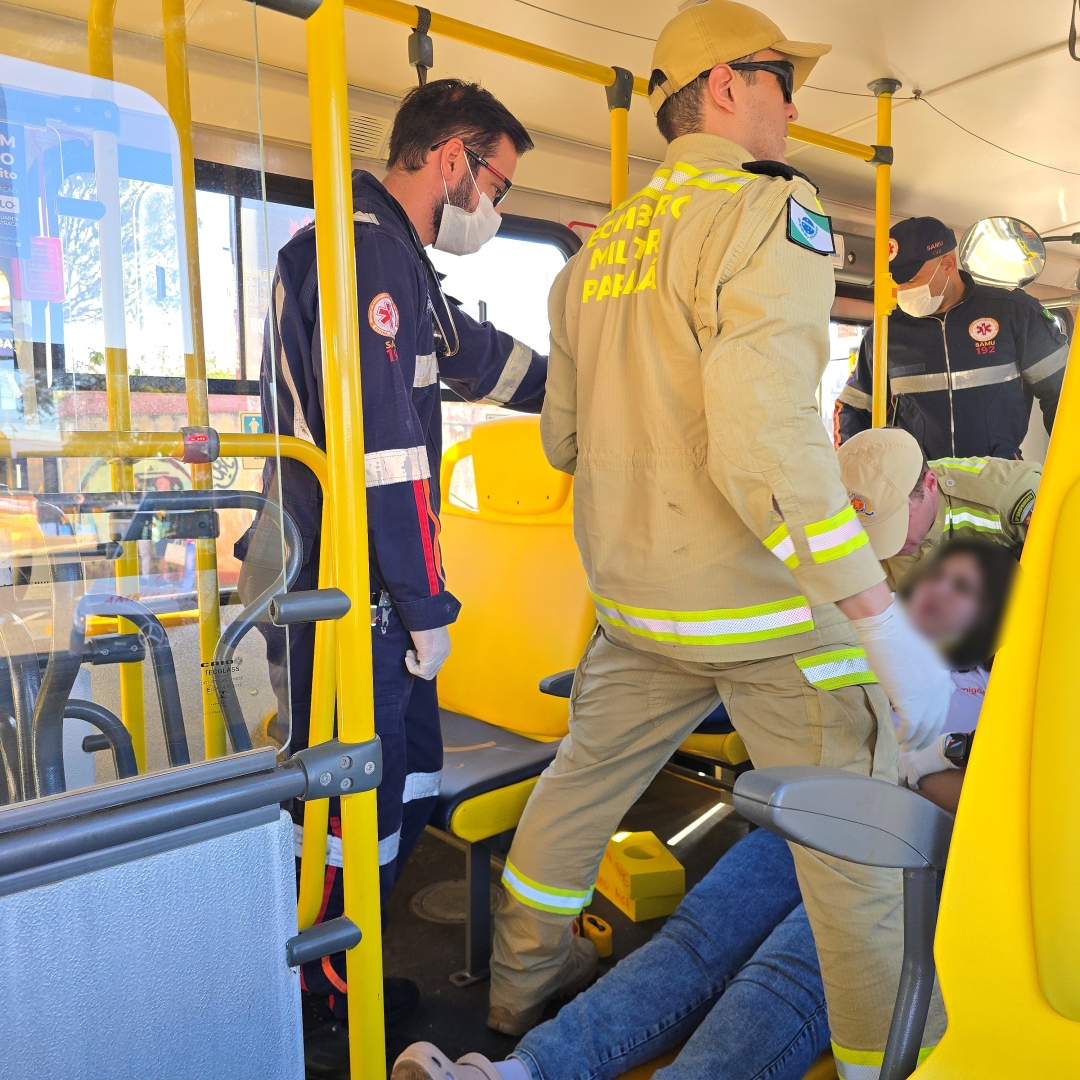 Caminhão avança sinal vermelho e provoca grave acidente com ônibus coletivo em Maringá