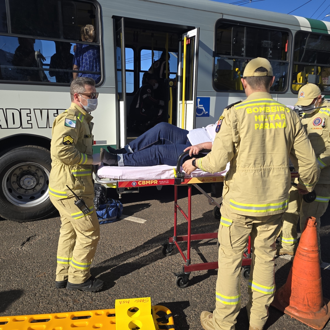 Caminhão avança sinal vermelho e provoca grave acidente com ônibus coletivo em Maringá